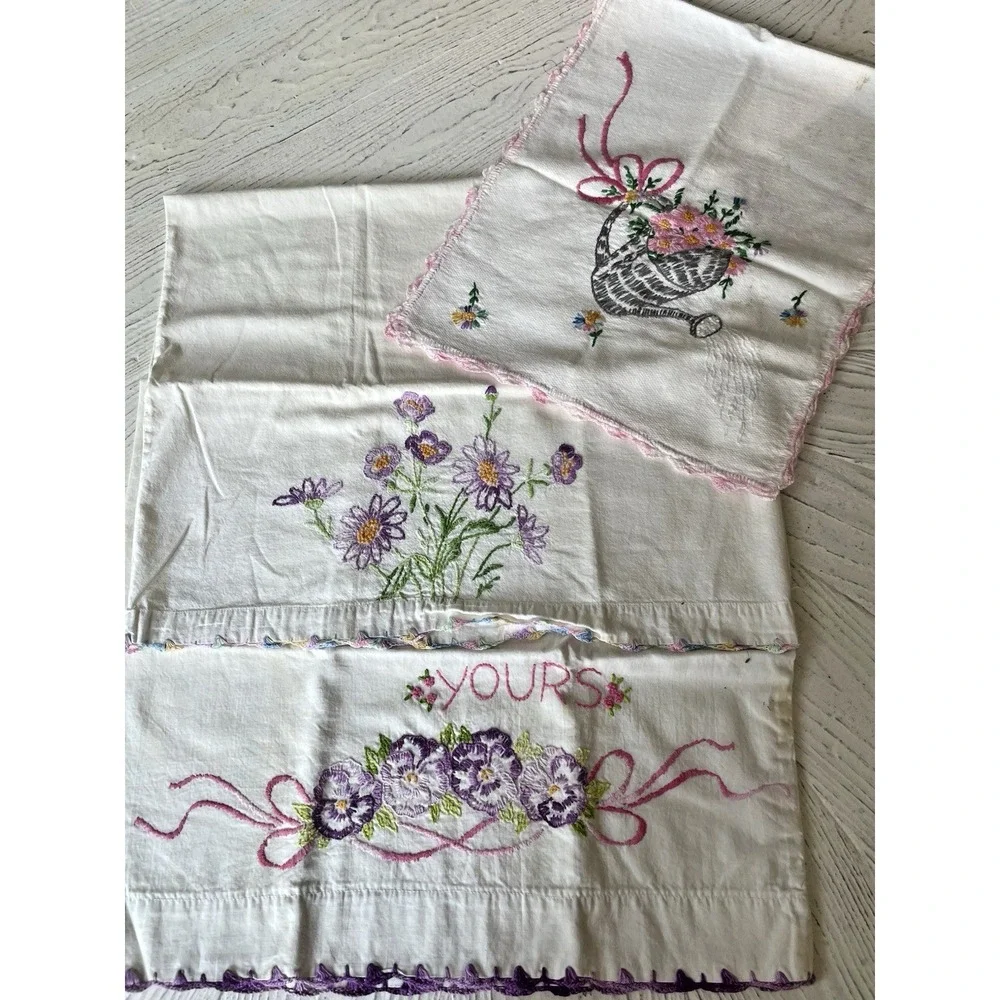 Vintage‎ Lot 0f 3 Mix Match Embroidered Crocheted Pillowcases + Dresser Scarf